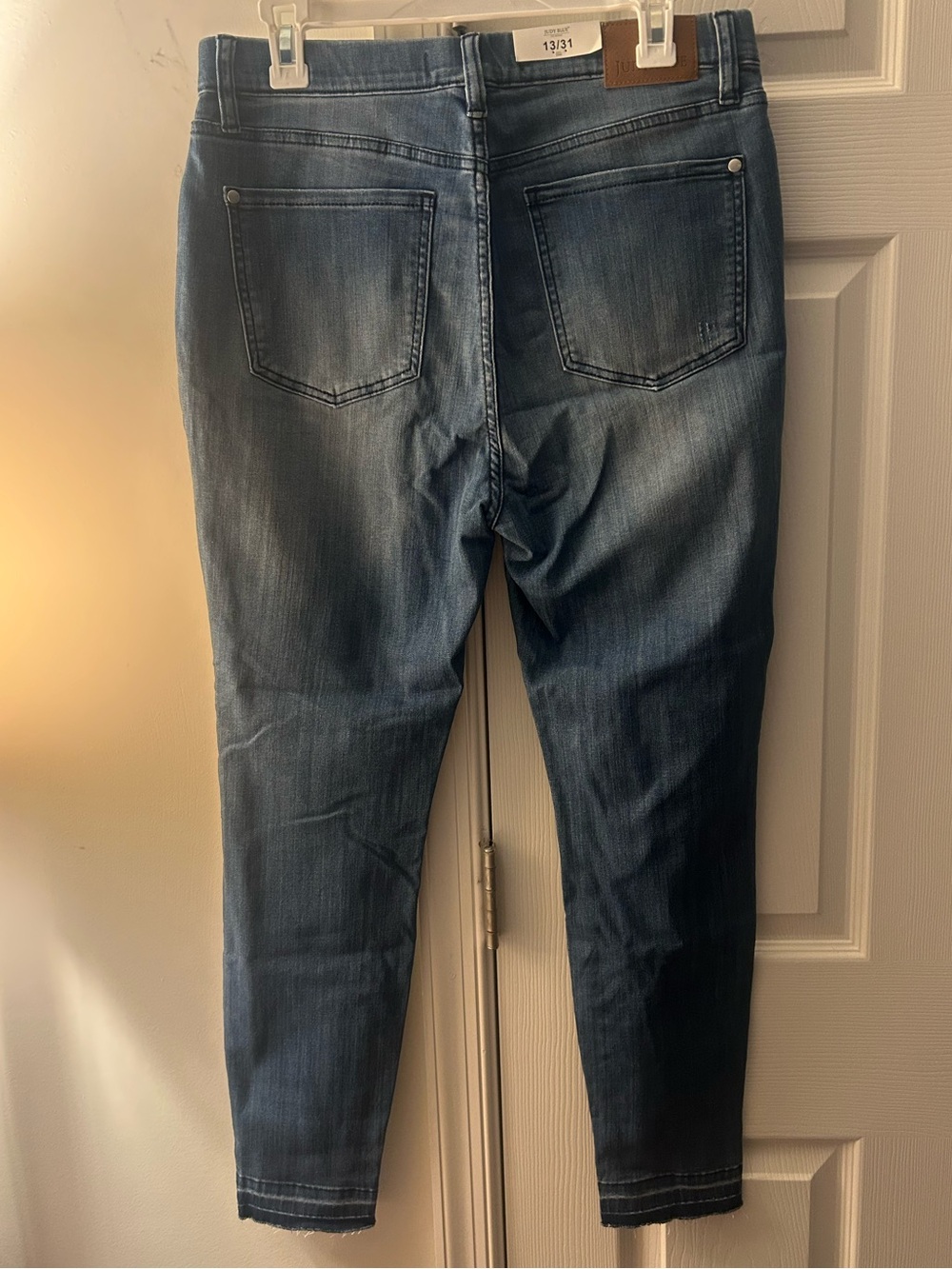 Judy Blue Women's Skinny Jeans in Medium Blue Wash - Picture 4 of 8